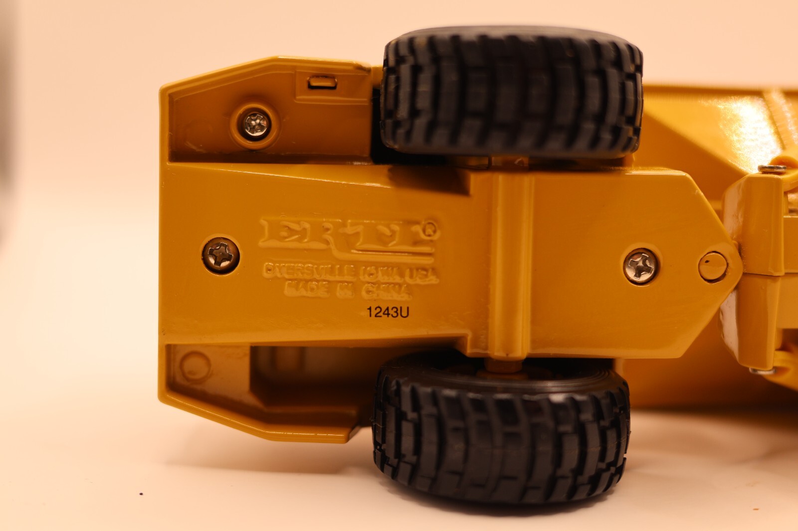 Ertl Mighty Movers 2431 1:50 Caterpillar D350D Articulated Dump Truck Die-Cast
