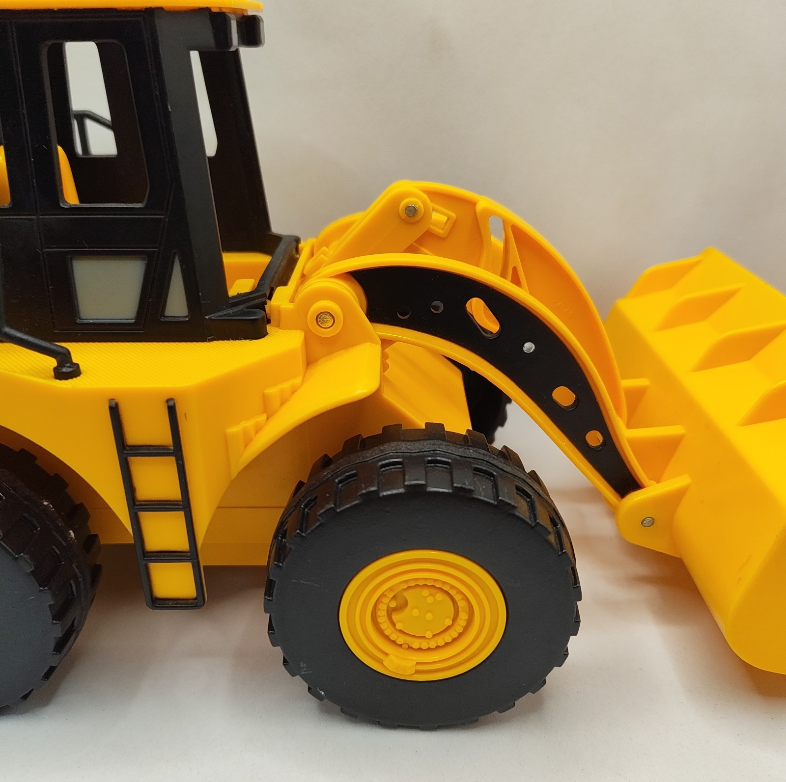 Toy State Industrial CAT Caterpillar Construction Front Loader Toy 12″ Yellow