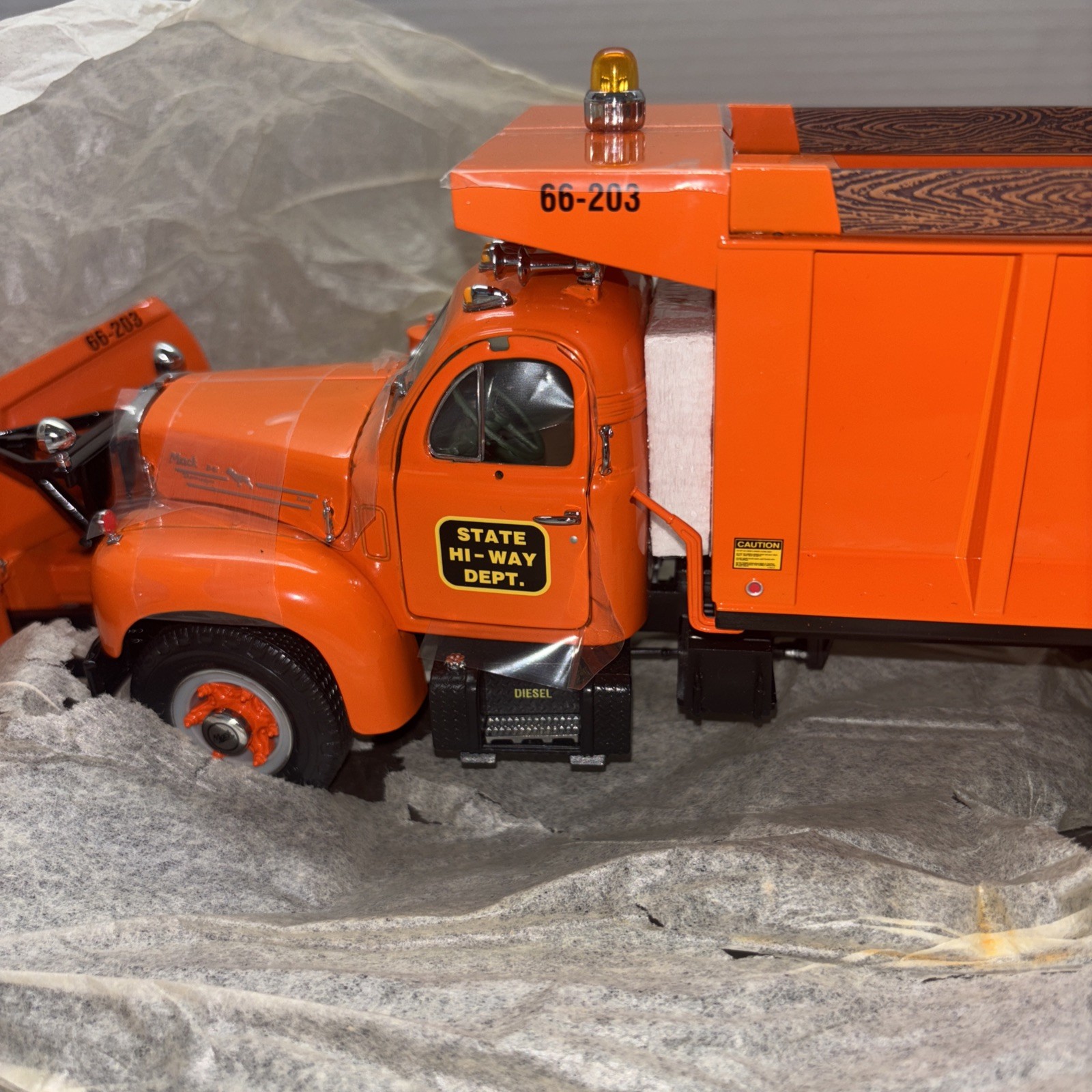 First Gear 1/25, Mack B61 Dump Truck With Snow Plow, State Highway, 49-0019