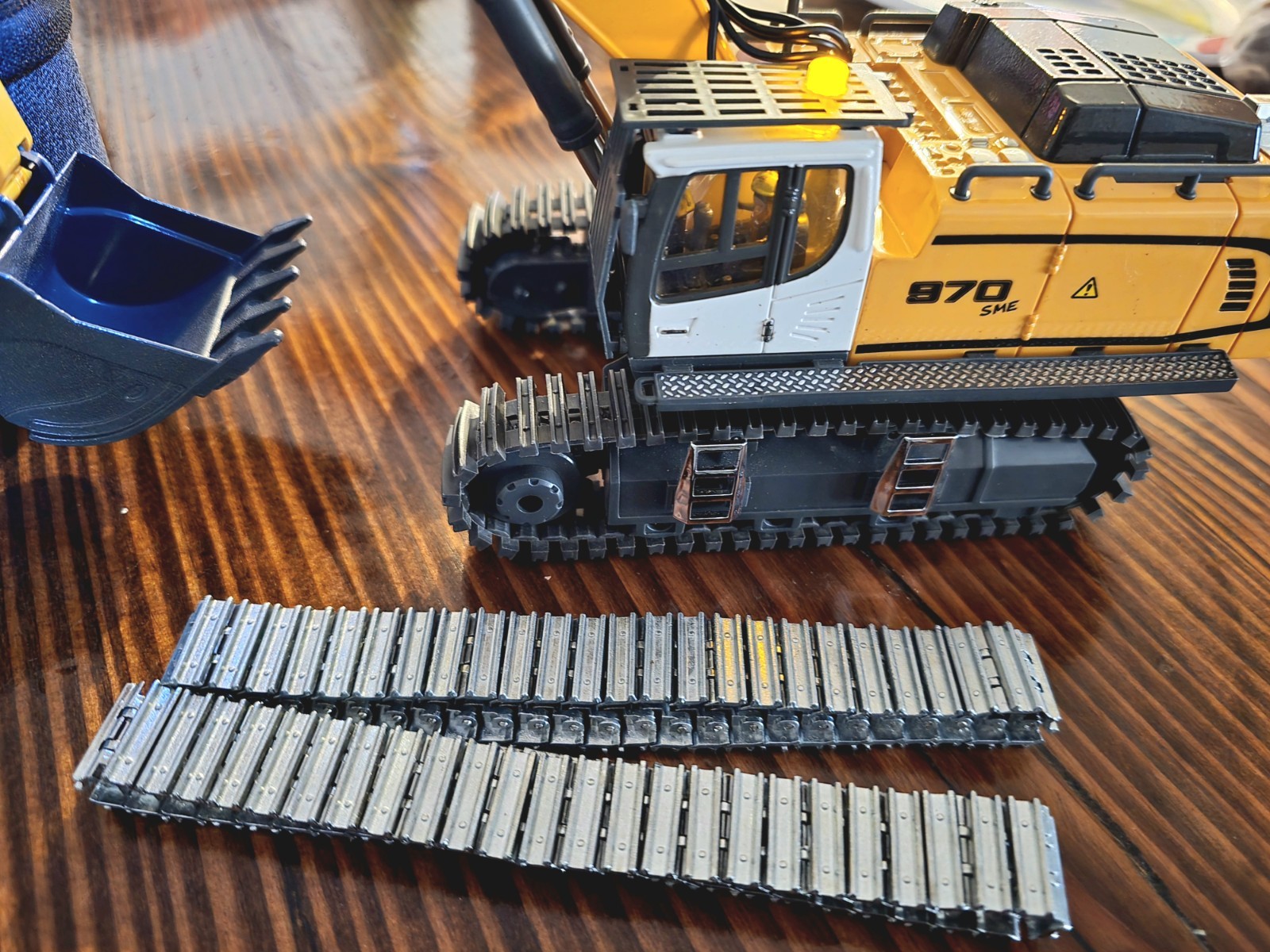 1/50 Scale Excavator With Fully Rotating Body And Fully Functional Transmitter