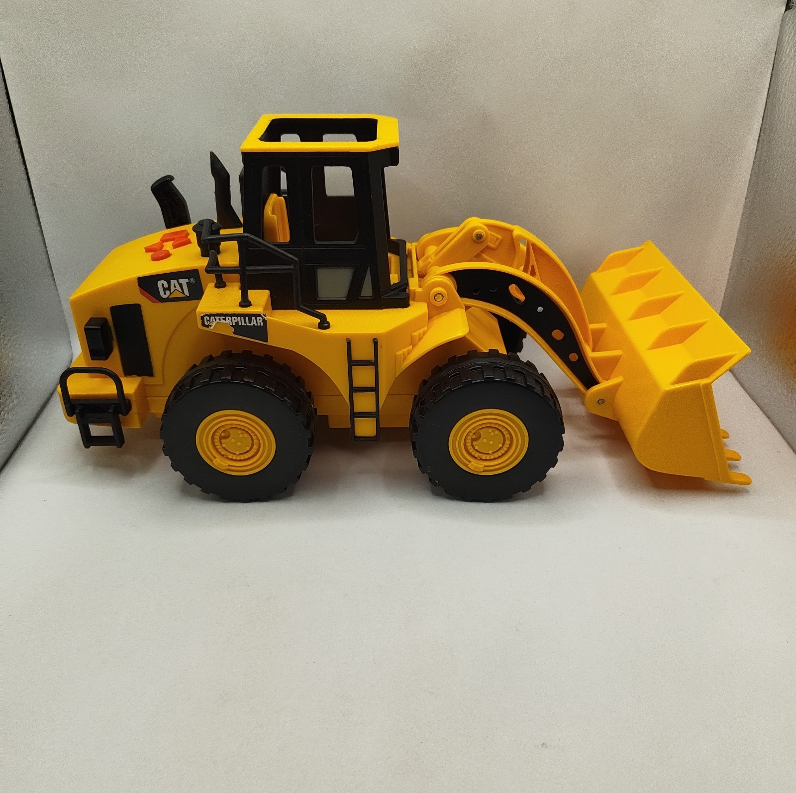Toy State Industrial CAT Caterpillar Construction Front Loader Toy 12″ Yellow