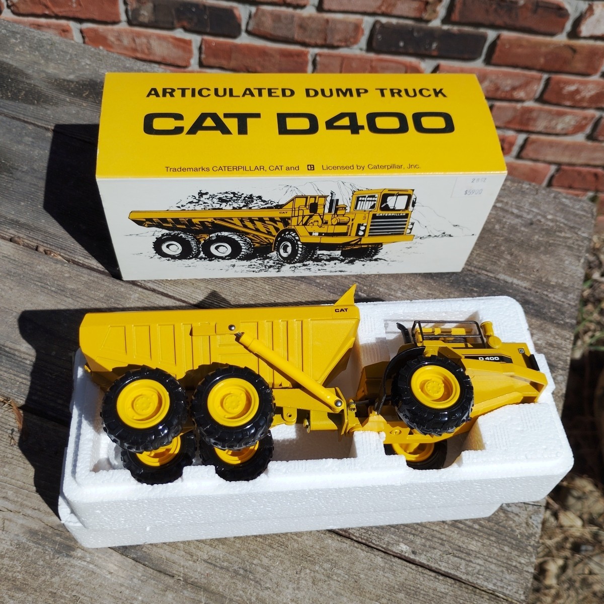 CAT Caterpillar D400 Articulated Dump Truck Yellow 2862 1:50 Scale Conrad Sleeve