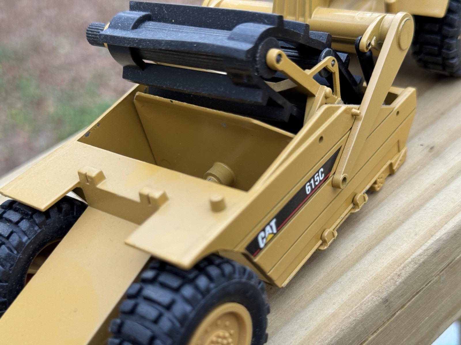 1:50 Cat 615C Elevating Scraper NZG Caterpillar Rare Has Box.