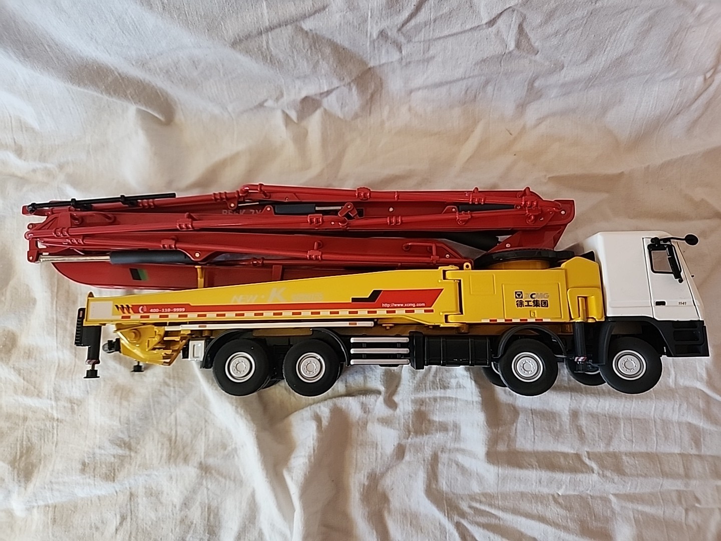 Sany Concrete Pump Truck Mercedes Chassis Die Cast Model 16″ Long B56K-7X 1:32