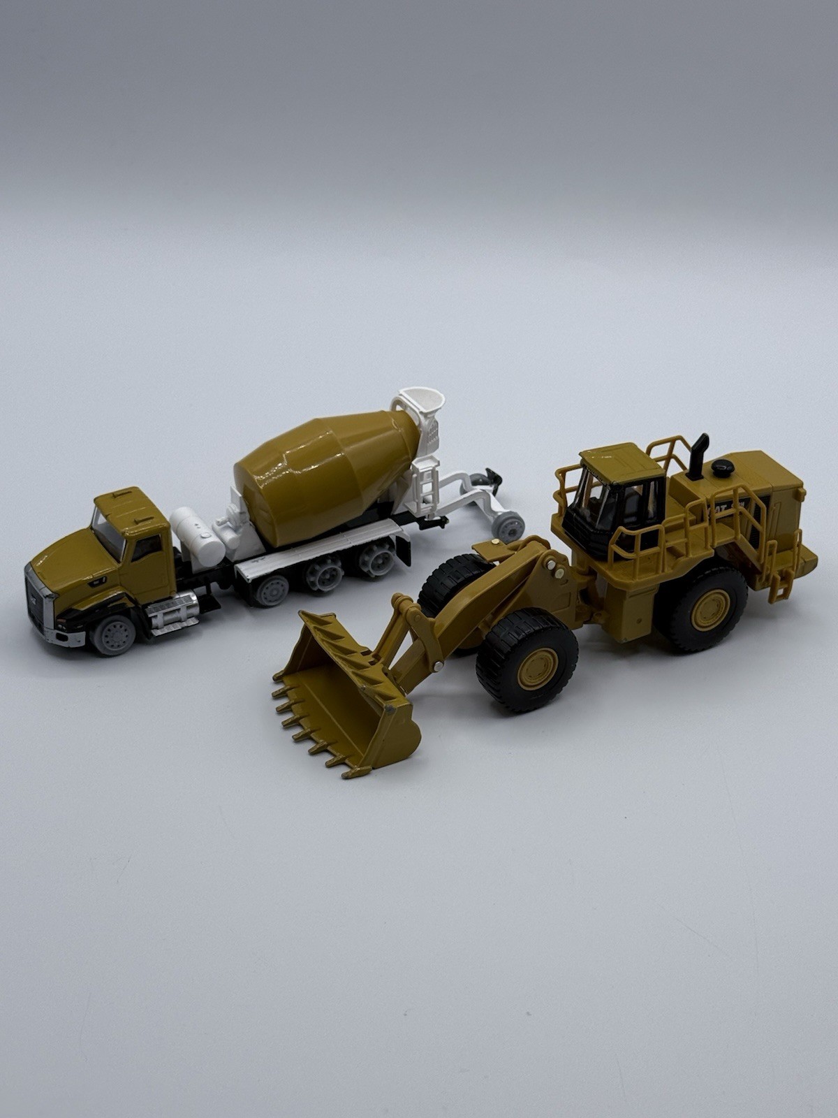 Caterpillar 1/64 Die-Cast Masters CT660 Concrete Mixer 988H Wheel Loader Broken