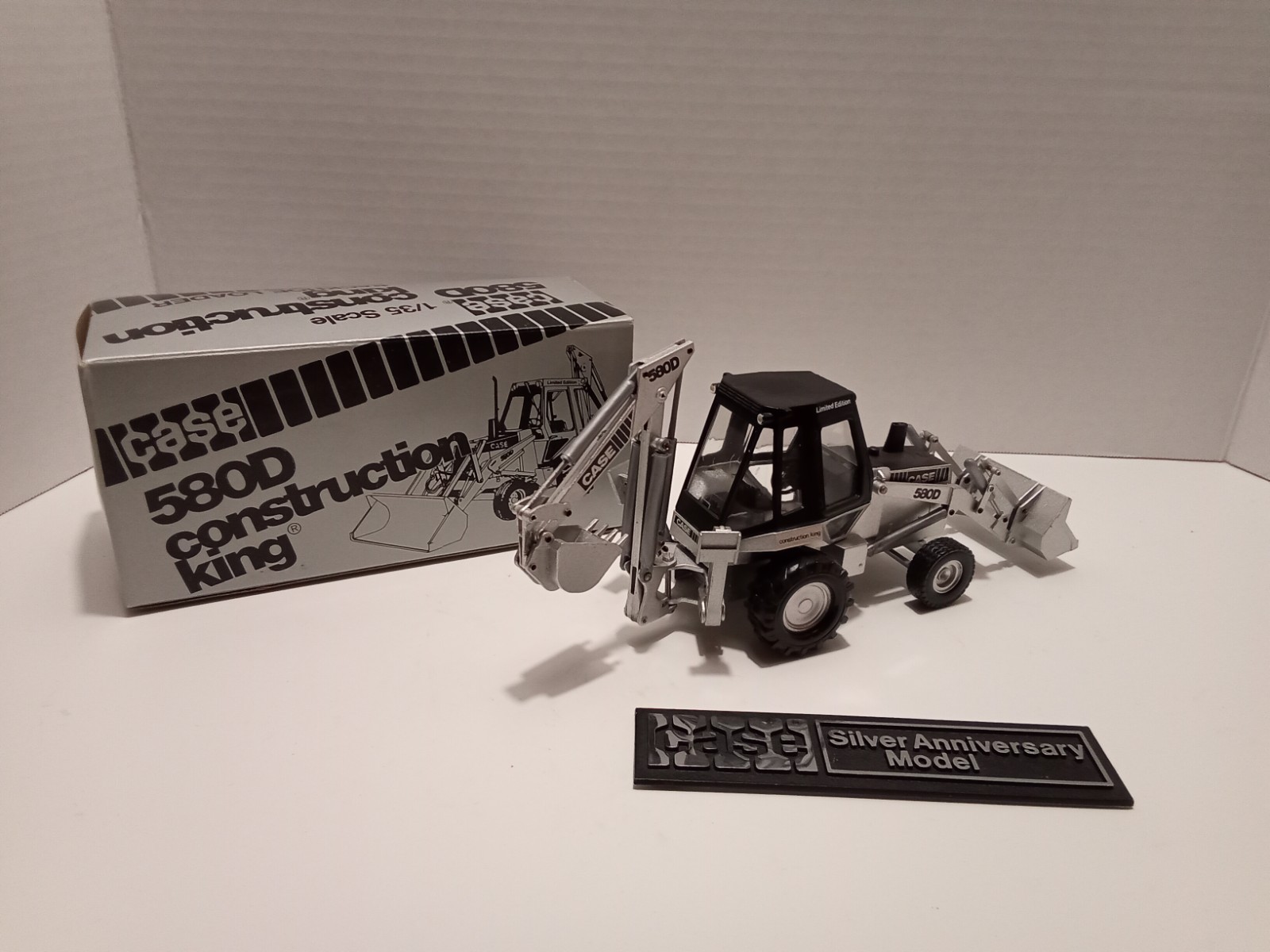 NEW! Case 580D Construction King 1:35 Silver Anniversary Diecast Backhoe Loader