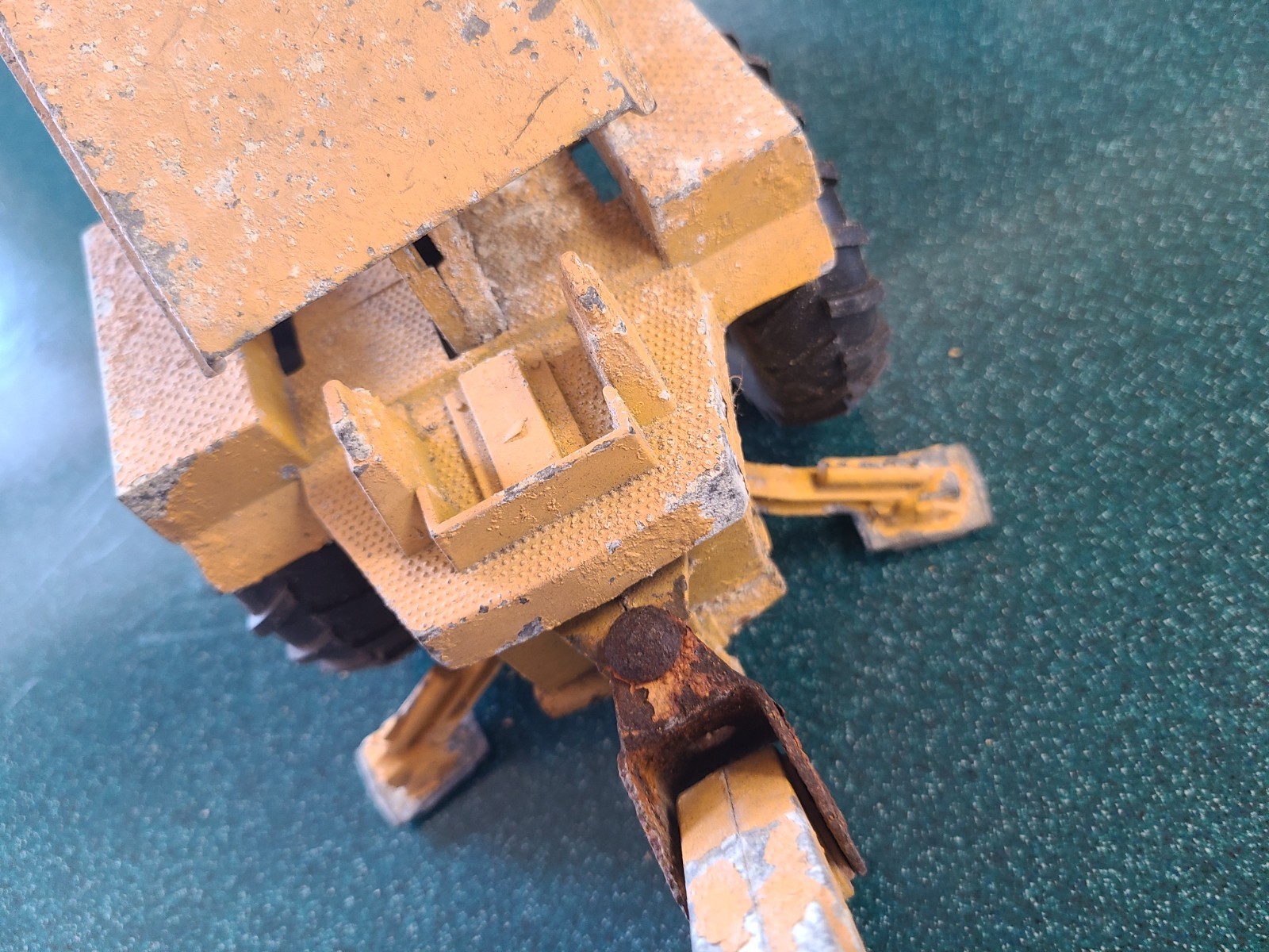 Vintage ERTL 2676 Yellow International Harvester #472 Backhoe Loader ~20” Metal