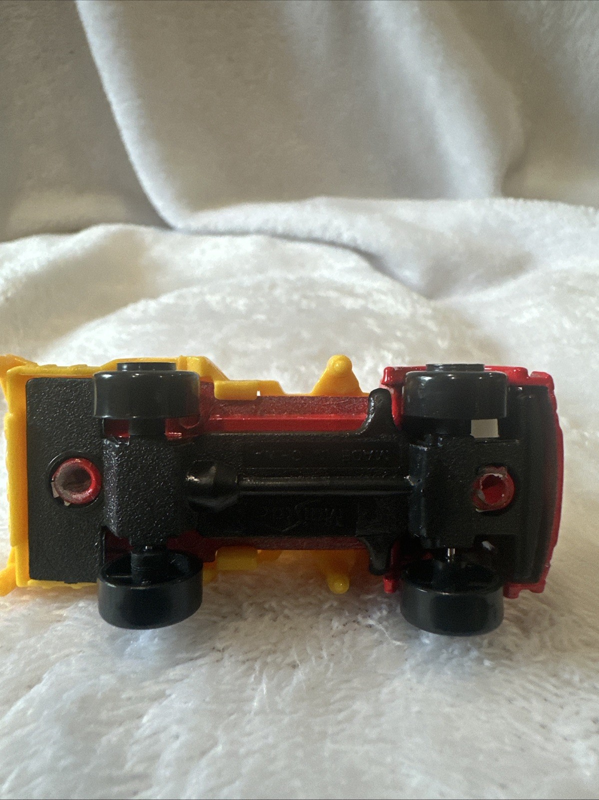 Maisto Red & Yellow Diecast Crane Truck Construction Equipment Toy Vehicle.