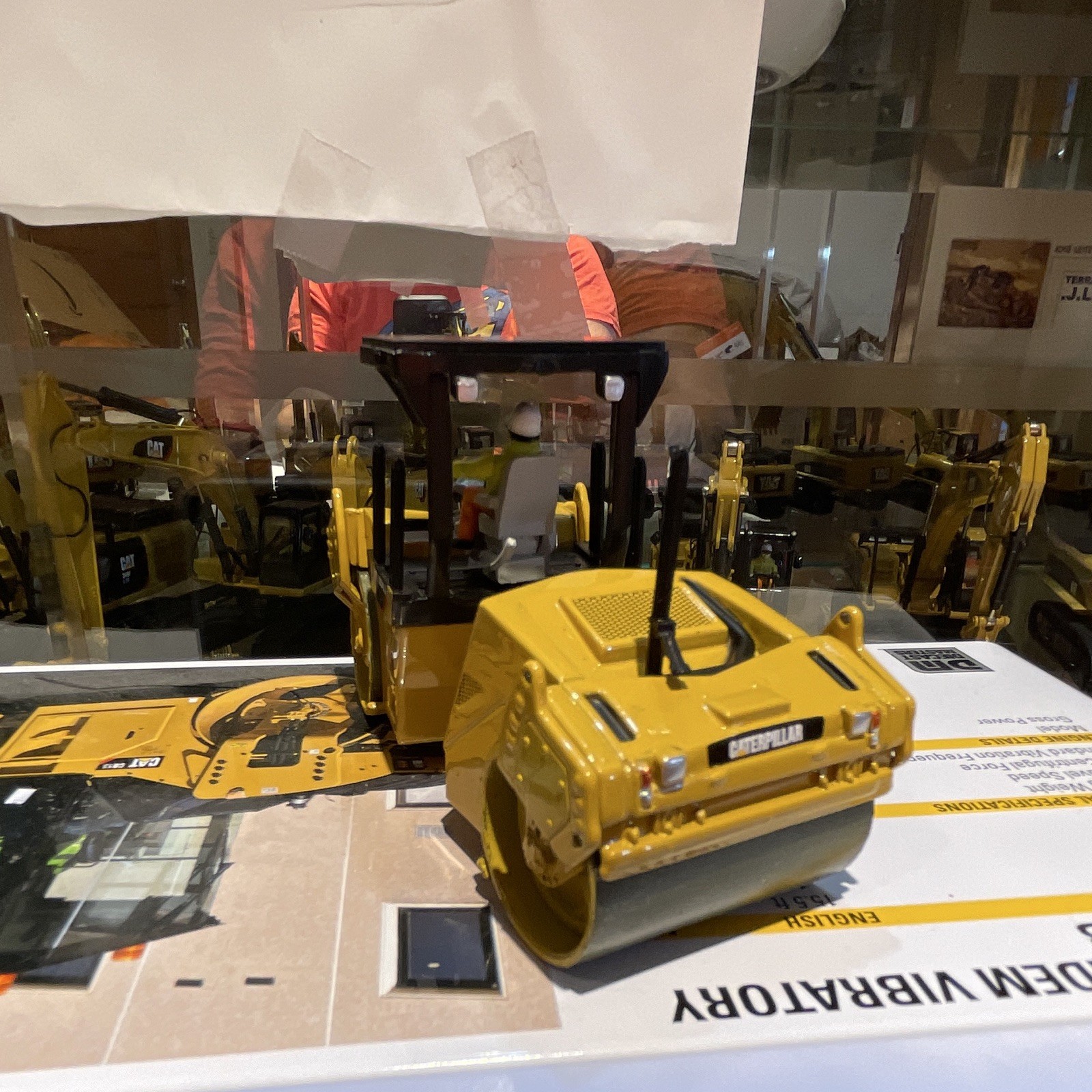 Diecast Masters CAT CB13 Tandem Vibratory Roller Cab Diecast 1:50 85595