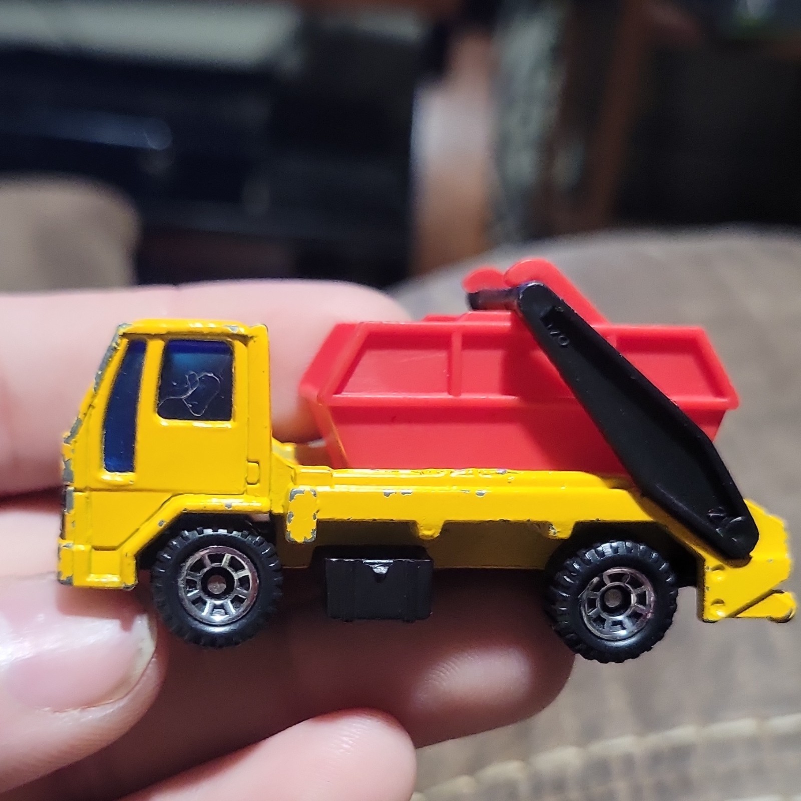 Matchbox Ford 1:64 Yellow Red Diecast Skip Truck Construction Vehicle Toy