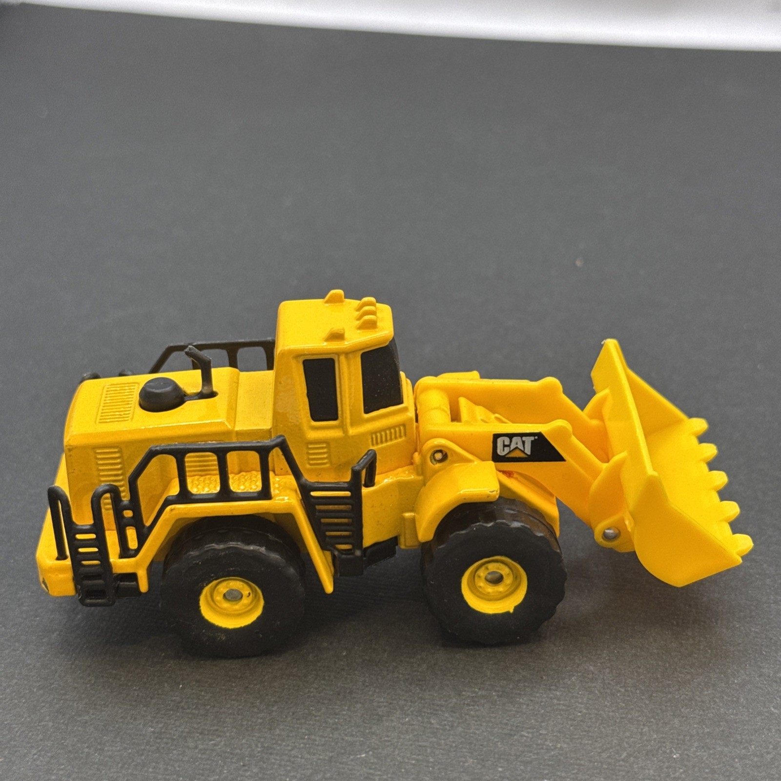 CAT Bulldozer 2019 Metal Body Arm/Scoop Plastic Yellow Toy