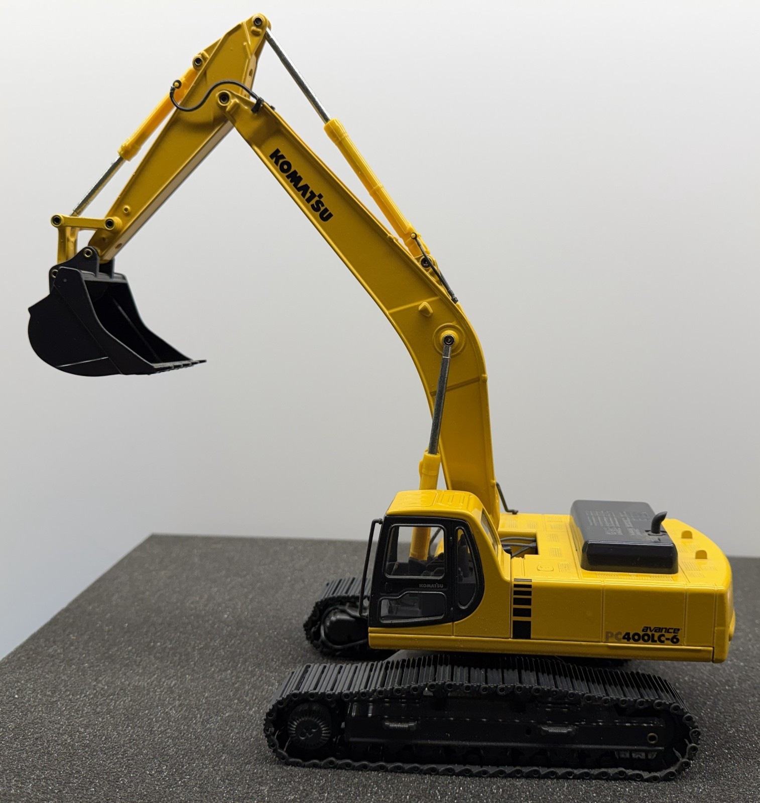Joal 1:32 Scale Komatsu PC400LC-6 Die Cast Excavator with Rolling Metal Tracks