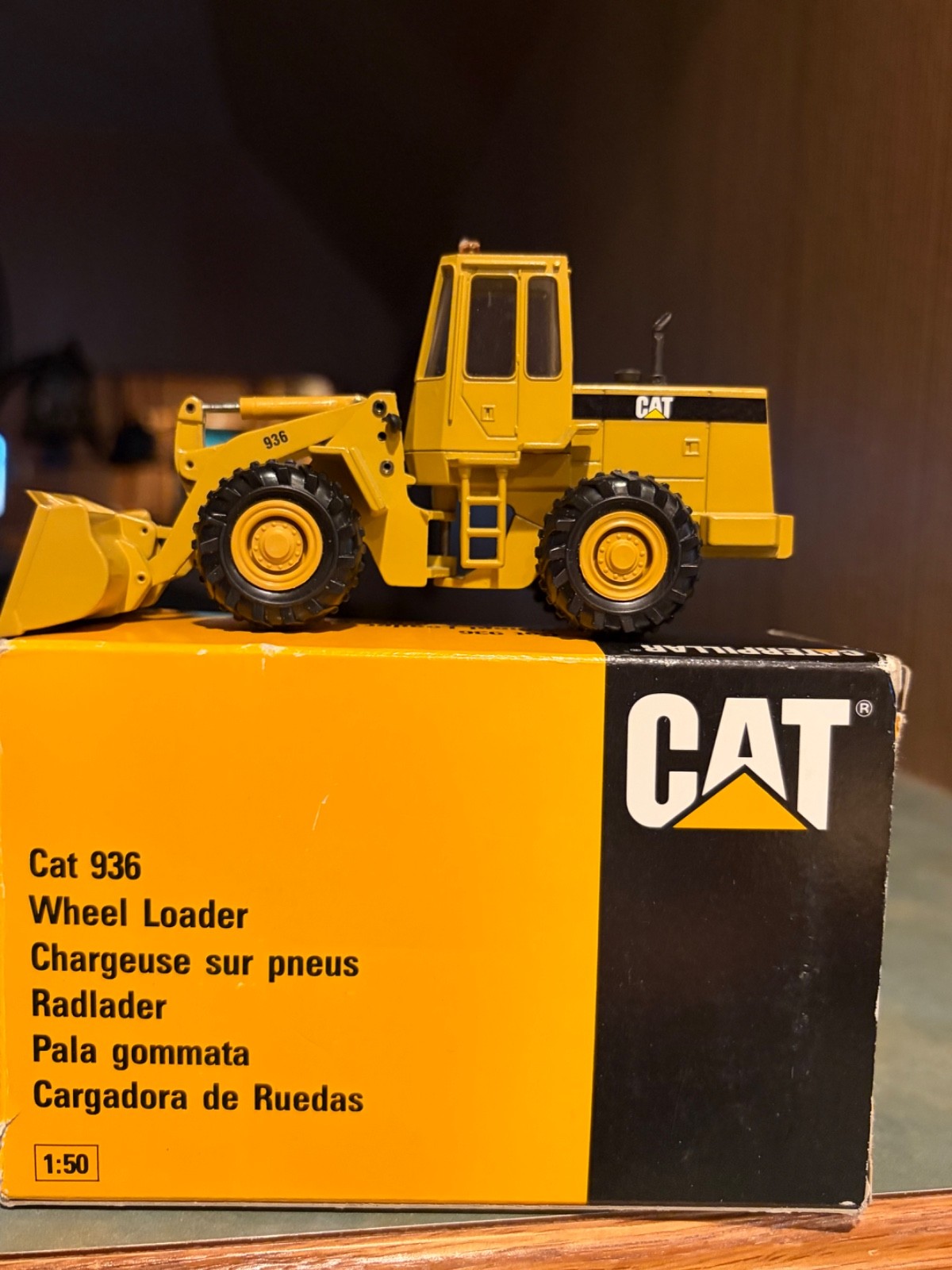 1/50 Conrad Caterpillar D6H Dozer & Caterpillar 936 Loader