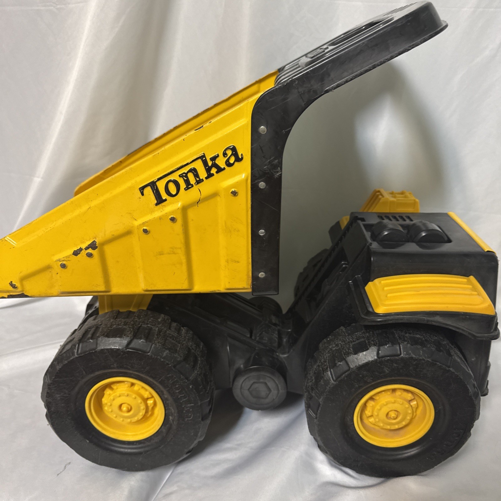 Tonka 90667 Toughest Mighty Dump Truck – Yellow