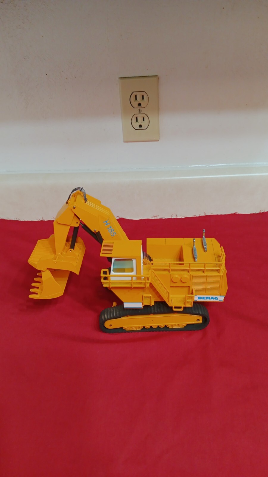 Vintage NZG 1/50 Scale Die-Cast Demag H185 Crawler Excavator #241