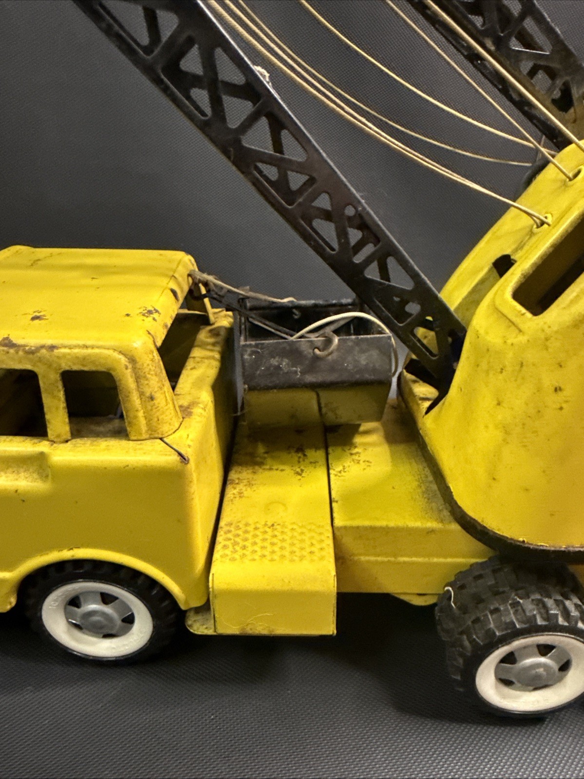 VINTAGE STRUCTO MOBILE CRANE PRESSED STEEL READ