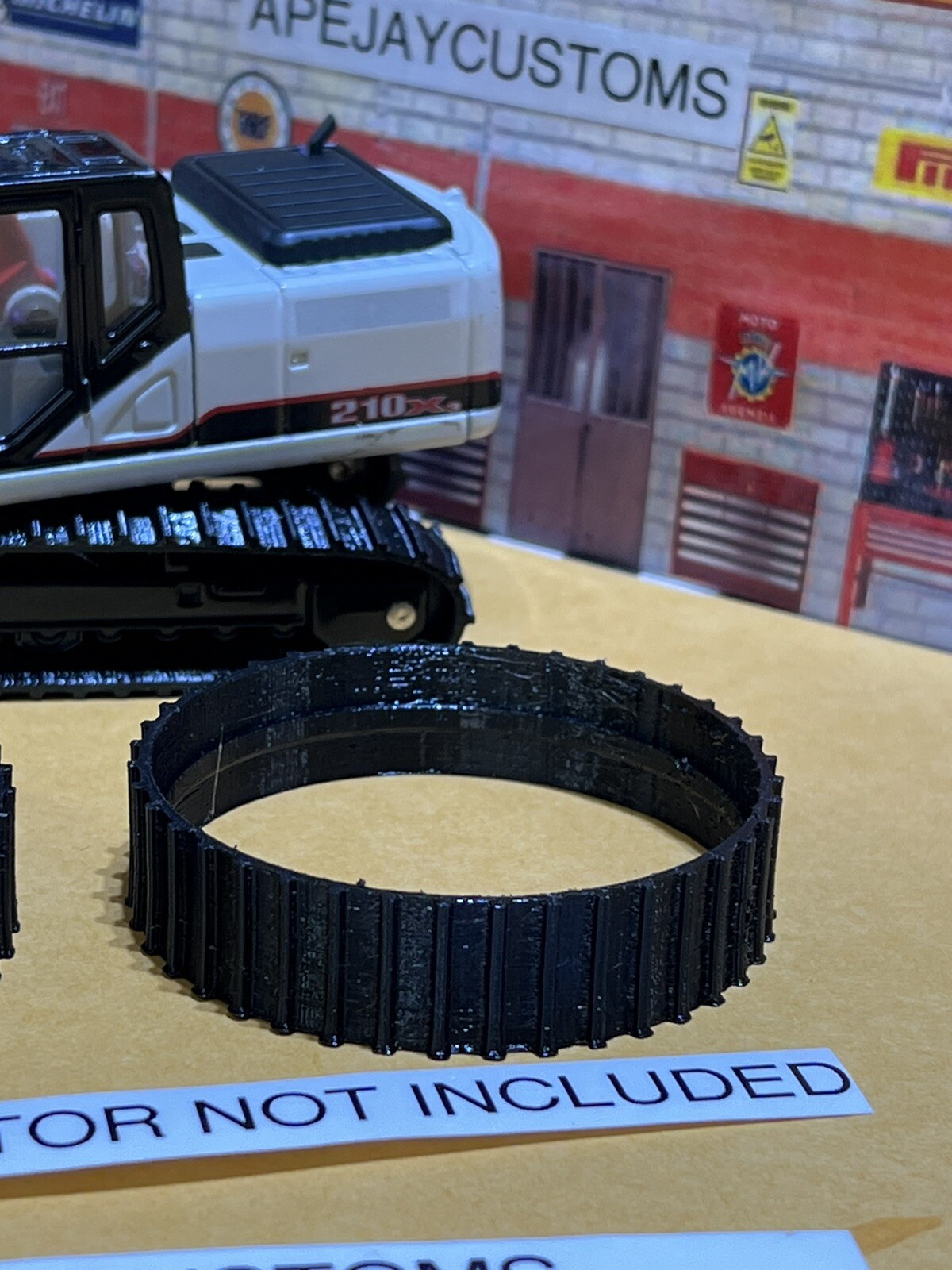 1 set of tracks, 1:50 Scale ertl Link Belt 210 LX Series excavator (TRACKS ONLY)