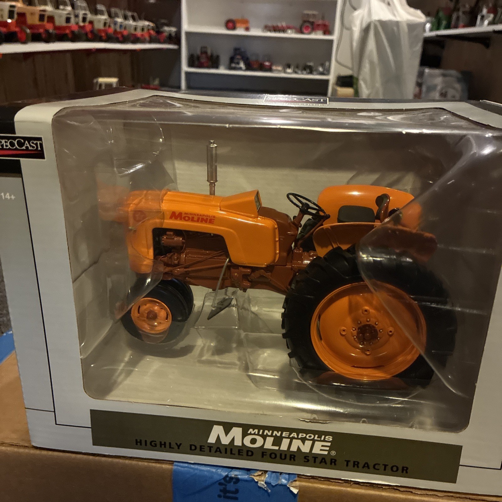 Spec Cast 1/16 High Detail Minneapolis Moline 4 Star Narrow Front Tractor SCT903