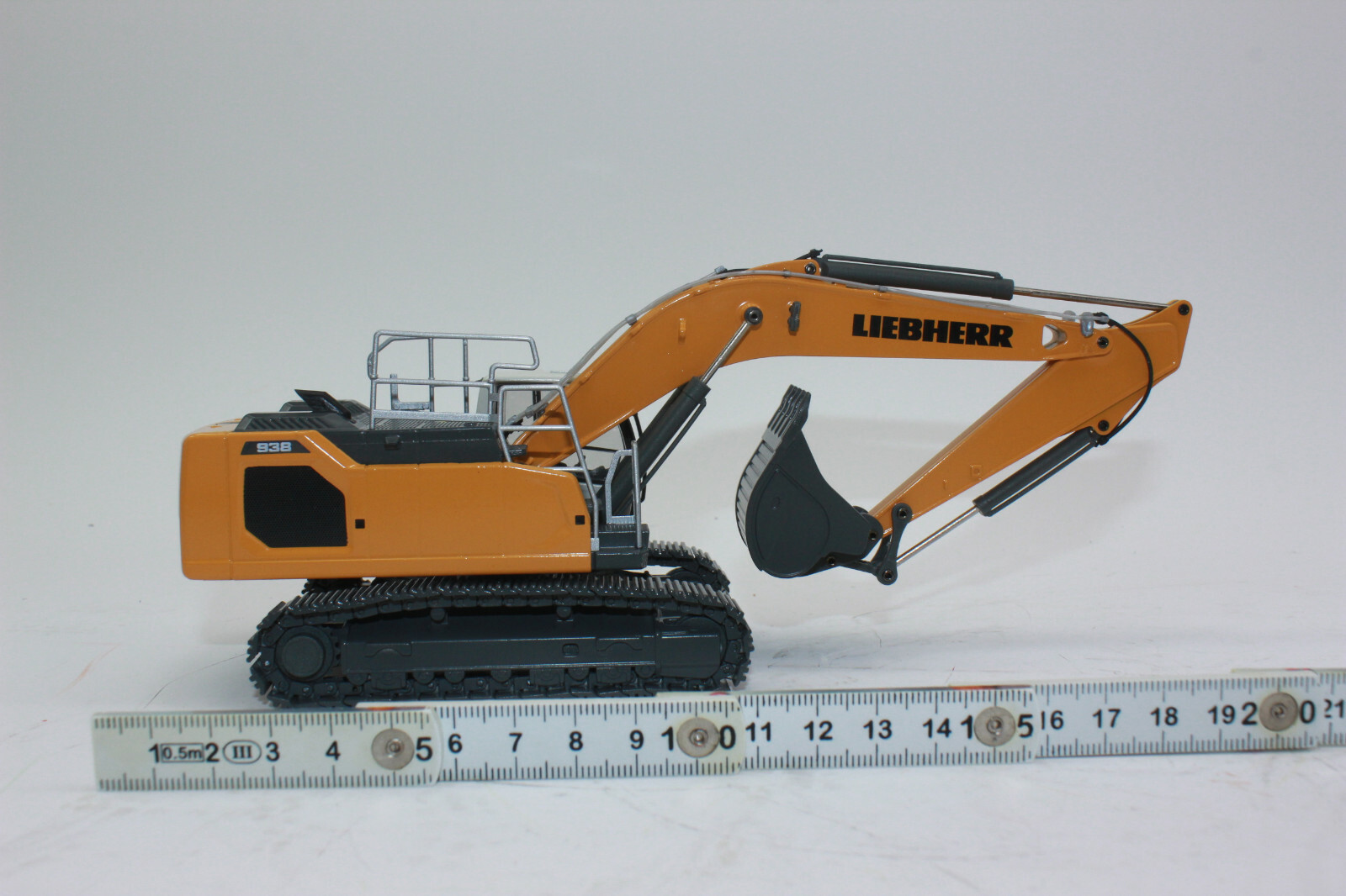 Conrad 2215 Liebherr R 938 V Excavator Digger 1:50 NEW in Original Packaging