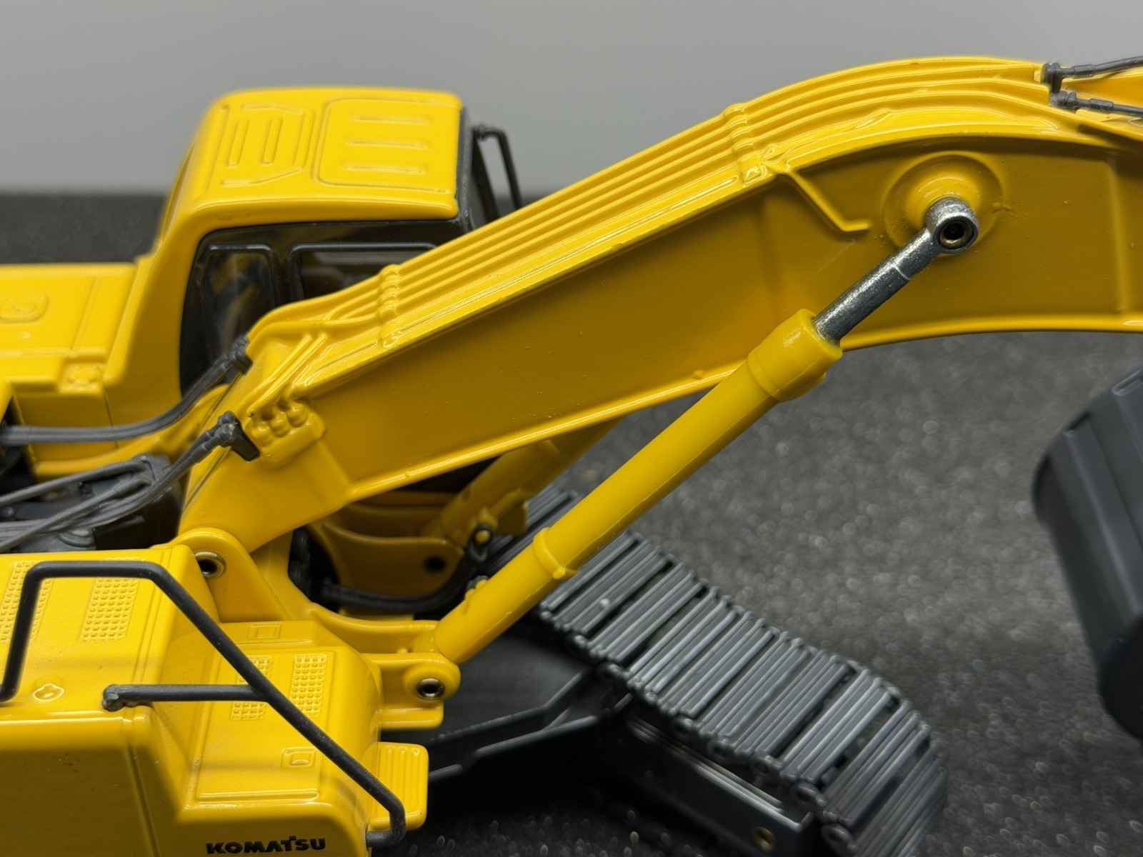 Joal 1:32 Scale Komatsu PC400LC-6 Die Cast Excavator with Rolling Metal Tracks