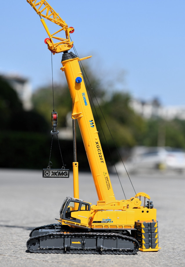 XCMG 1/50 XGC220T telescopic boom crawler crane alloy construction vehicle model