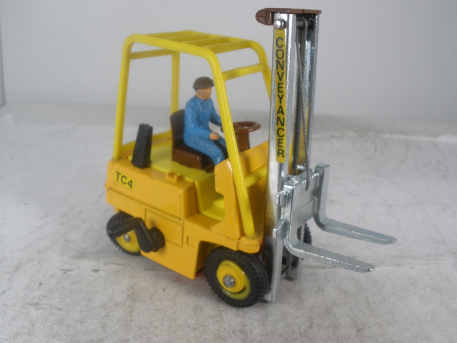 England Dinky Toys #404 Conveyancer Forklift FULLY FUNCTIONAL