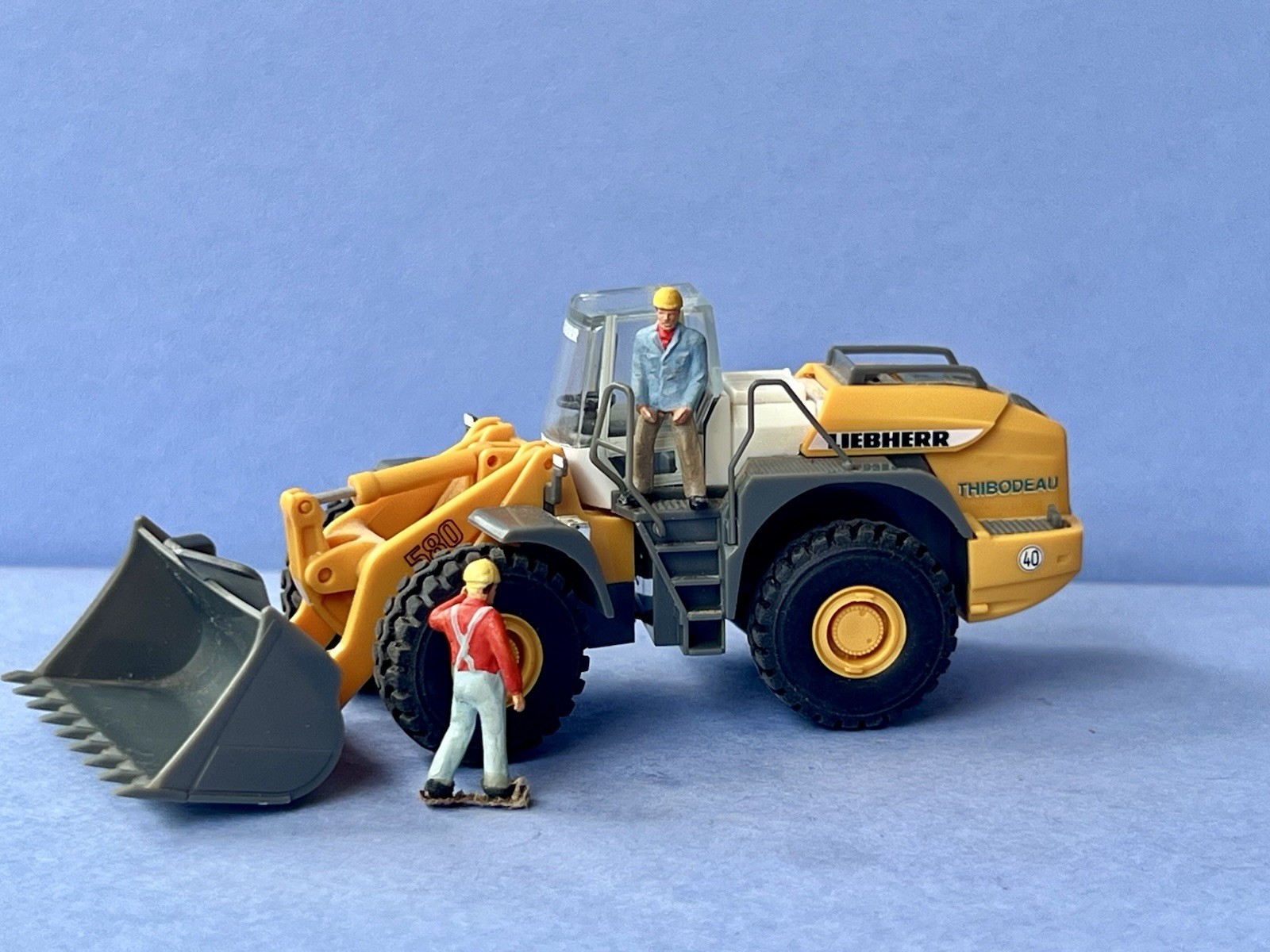 HO 1:87 Herpa # 148122 Liebherr L 580 Wheeled Loader w/ two 1:87 constr. workers