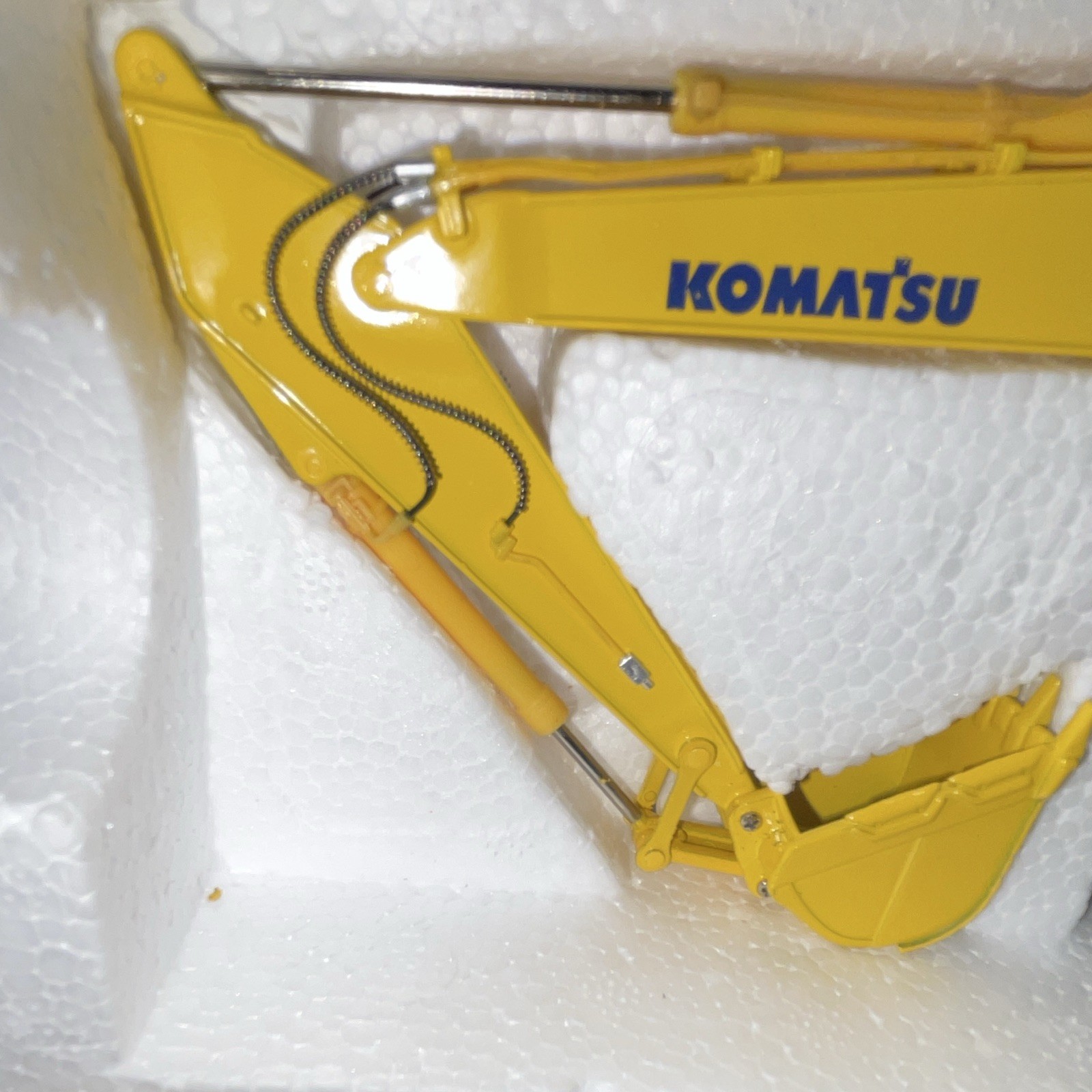Komatsu PC460LC Excavator Diecast Model 1:50 Yellow Gray Black w/ Case