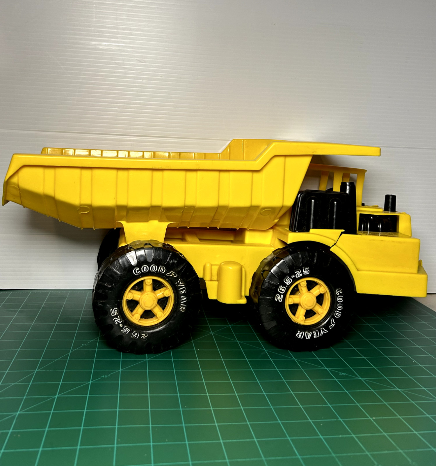 1989 Vintage Mighty Cat Dump Truck Toy Construction Vehicle