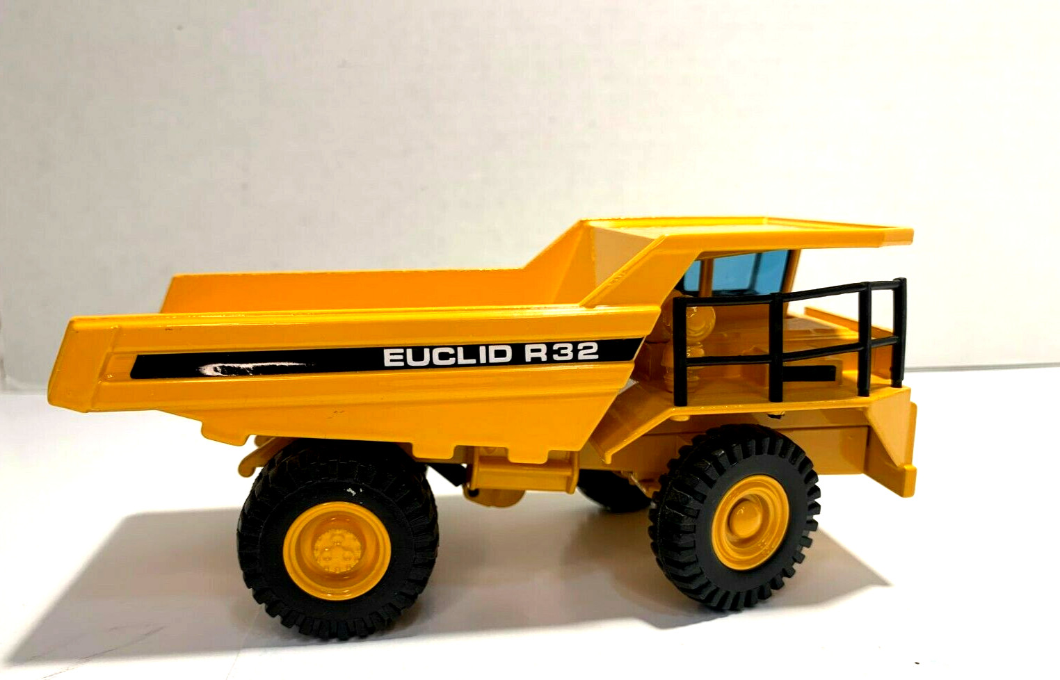 Joal Compact Euclid R32 Dump Truck Die-Cast Scale 1:50