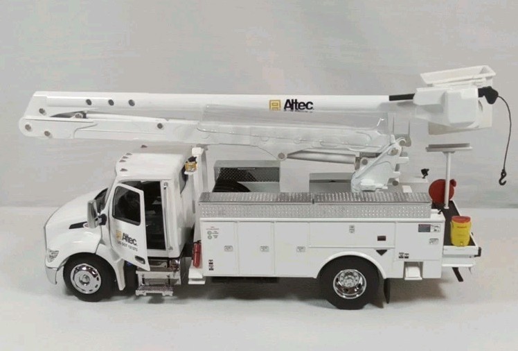 Diecast Masters 71105 Peterbilt 536 Aerial Service Truck & Altec AA55 1/32 MB
