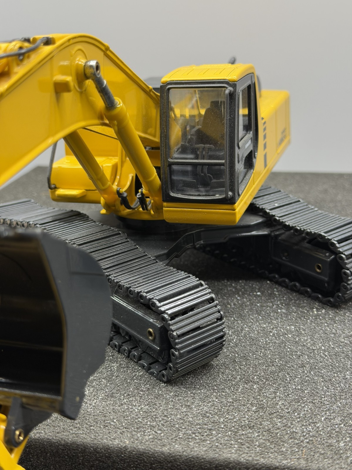 Joal 1:32 Scale Komatsu PC400LC-6 Die Cast Excavator with Rolling Metal Tracks