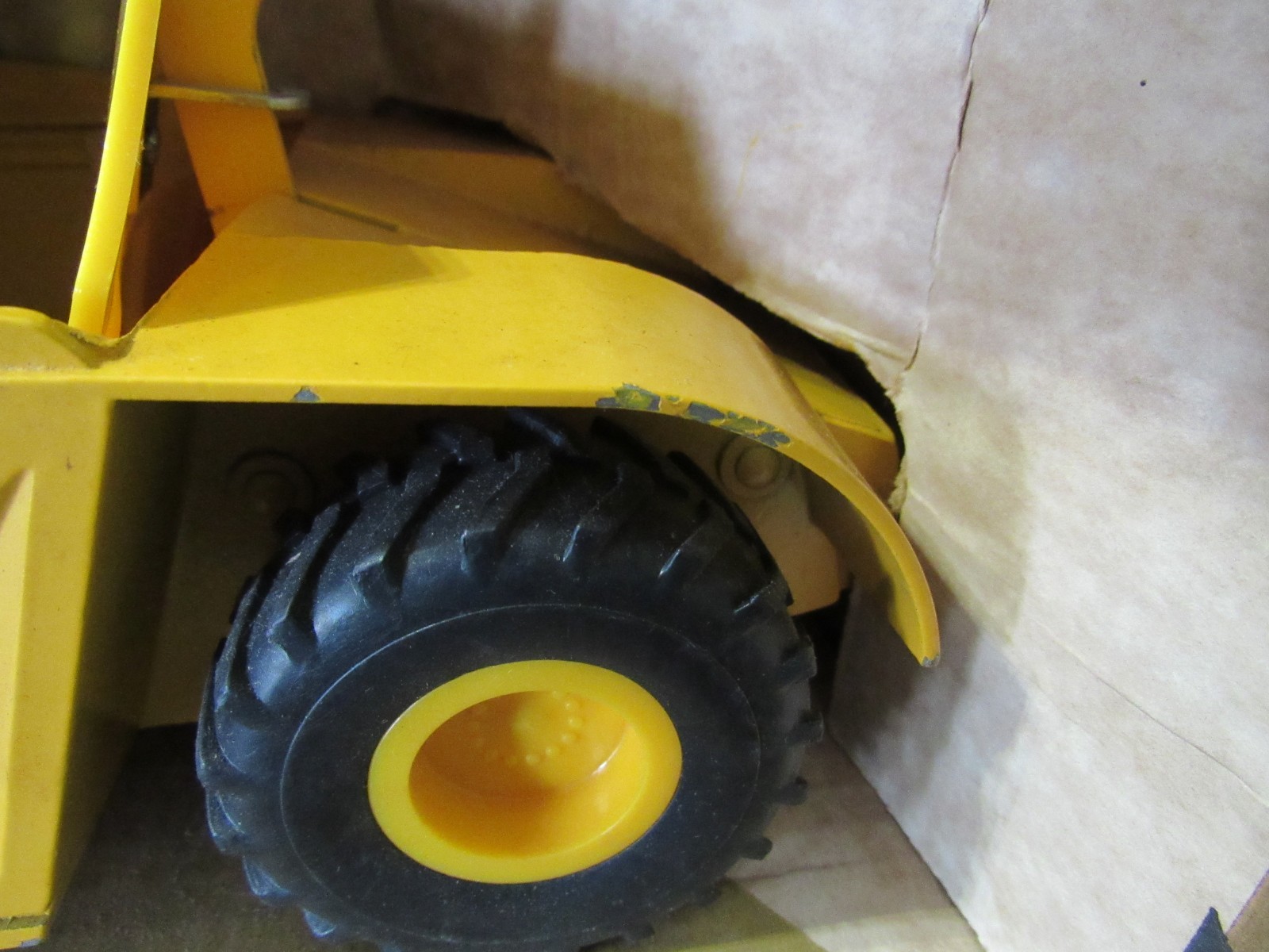 VINTAGE ERTL 1/16 JOHN DEERE #508 SCRAPPER – NIB – NEVER DISPLAYED
