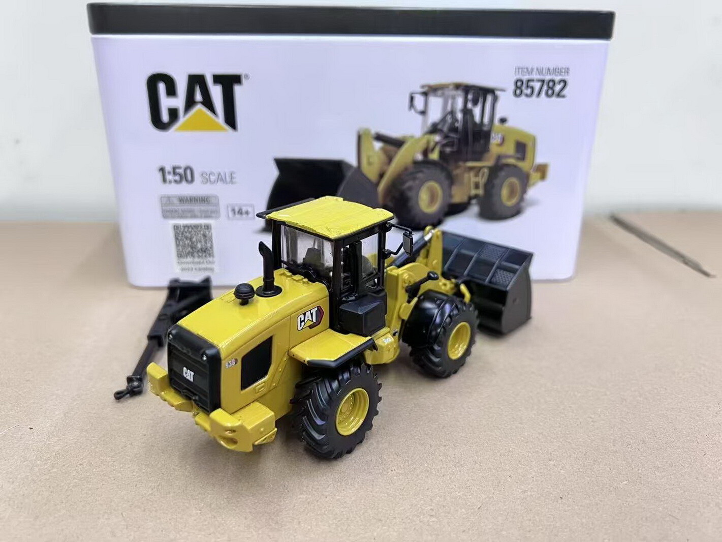 Diecast Masters 1/50 Scale CAT 938 Wheel Loader Diecast Model Toy Gift 85782