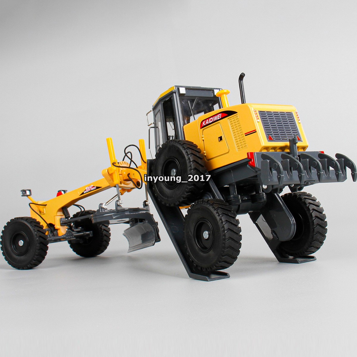 1/35 Grader Truck Model Construction Vehicle Diecast Toys for Boys Kids Gifts