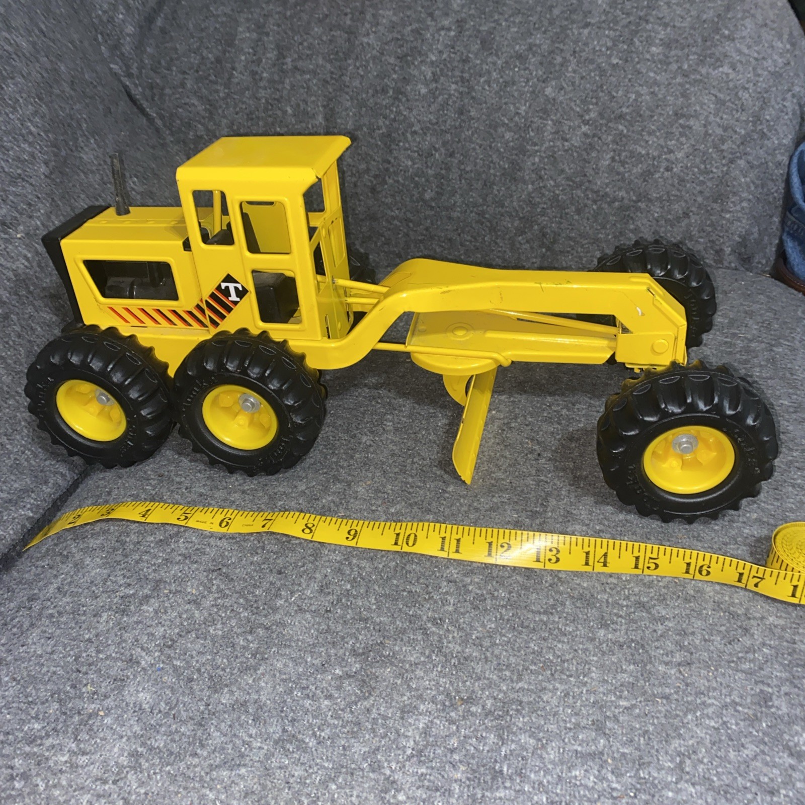Tonka Yellow Metal Pressed Steel Road Grader Tractor 18” Construction Vehicle