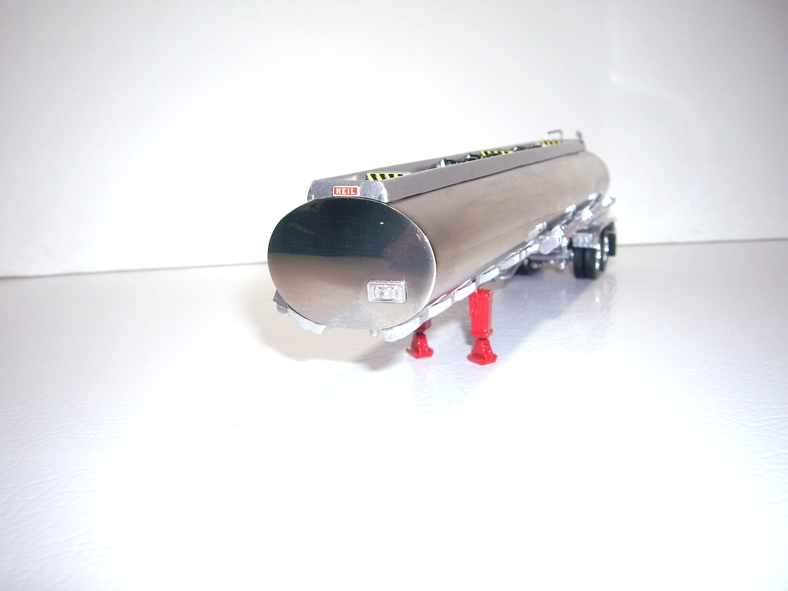 DCP FIRST GEAR 1/64 CHROME WITH RED LANDING GEAR HEIL FUEL TANKER