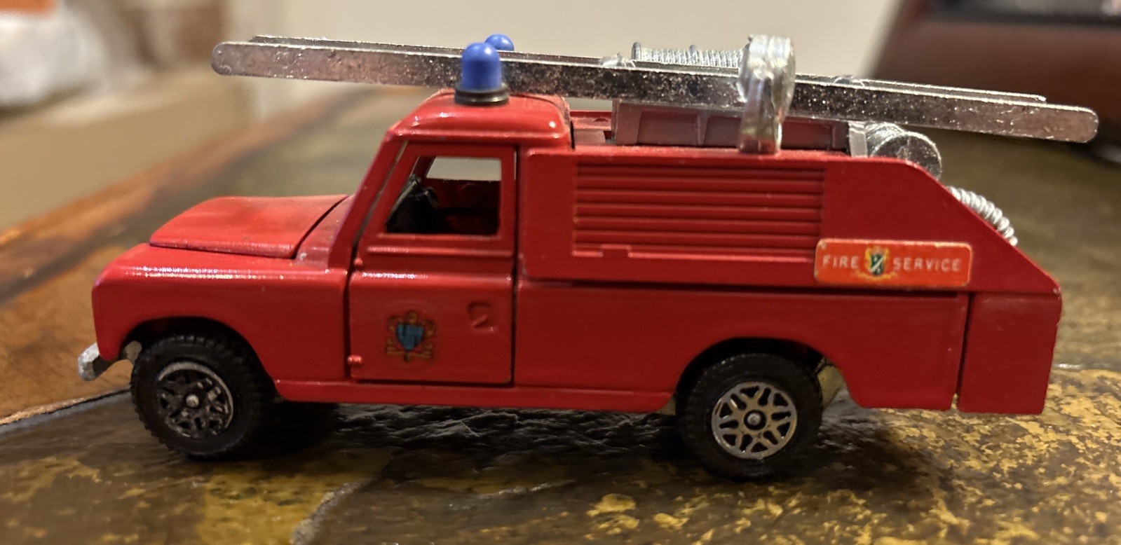 VINTAGE DINKY TOYS DIE-CAST 109 WB LAND ROVER FIRE SERVICES + LADDER 4.5″ LONG