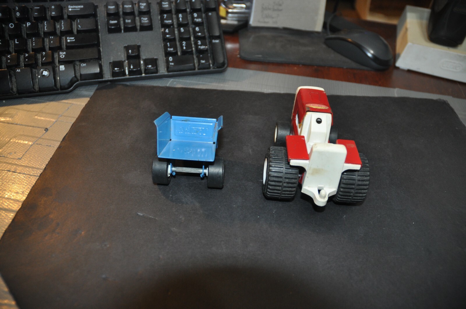 TONKA Mini LAWN TRACTOR & ATTACHED blue TRAILER/WAGON RED AND WHITE