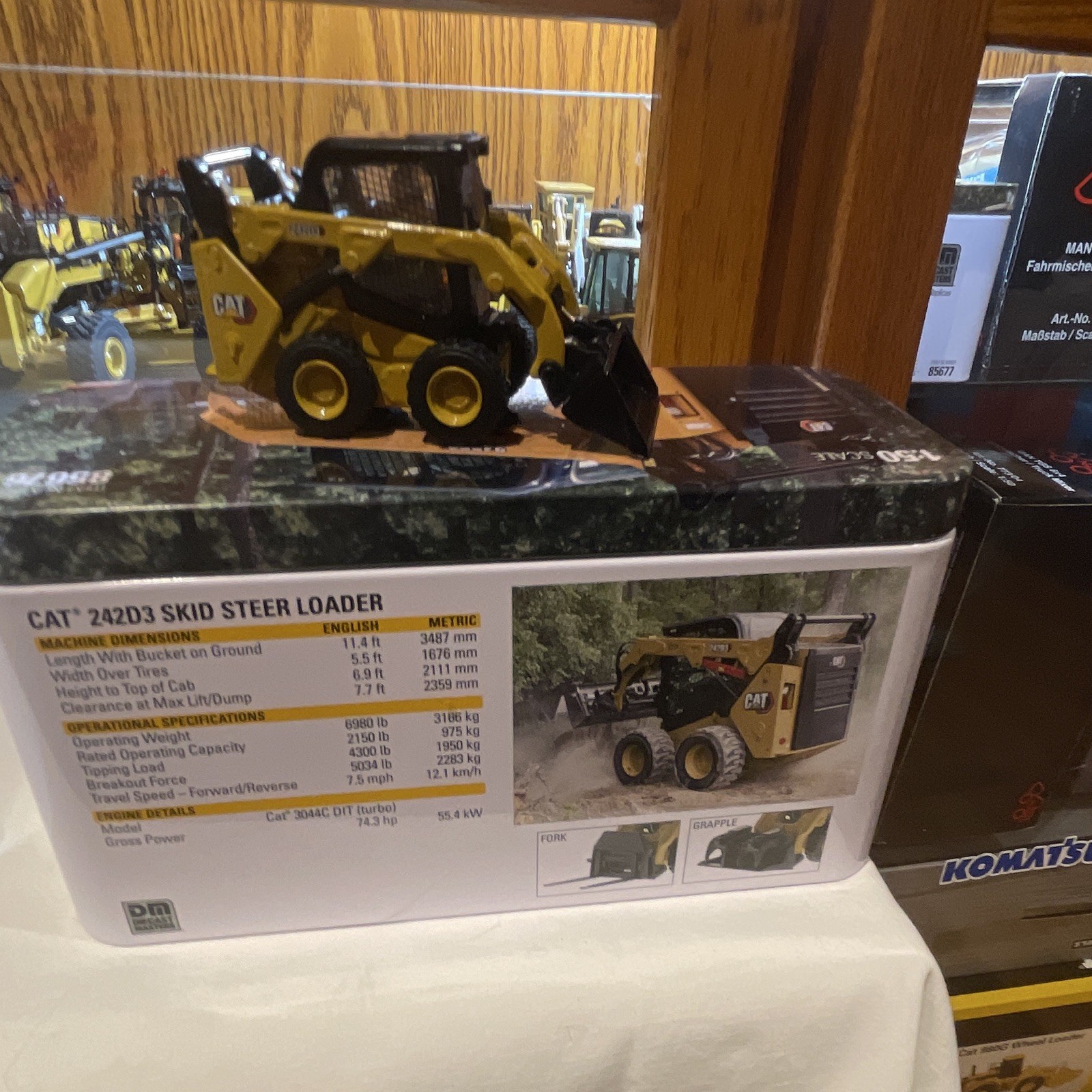 Diecast Masters High Line CAT 242D3 Skid Steer Loader Diecast 1:50 w/ Case 85676