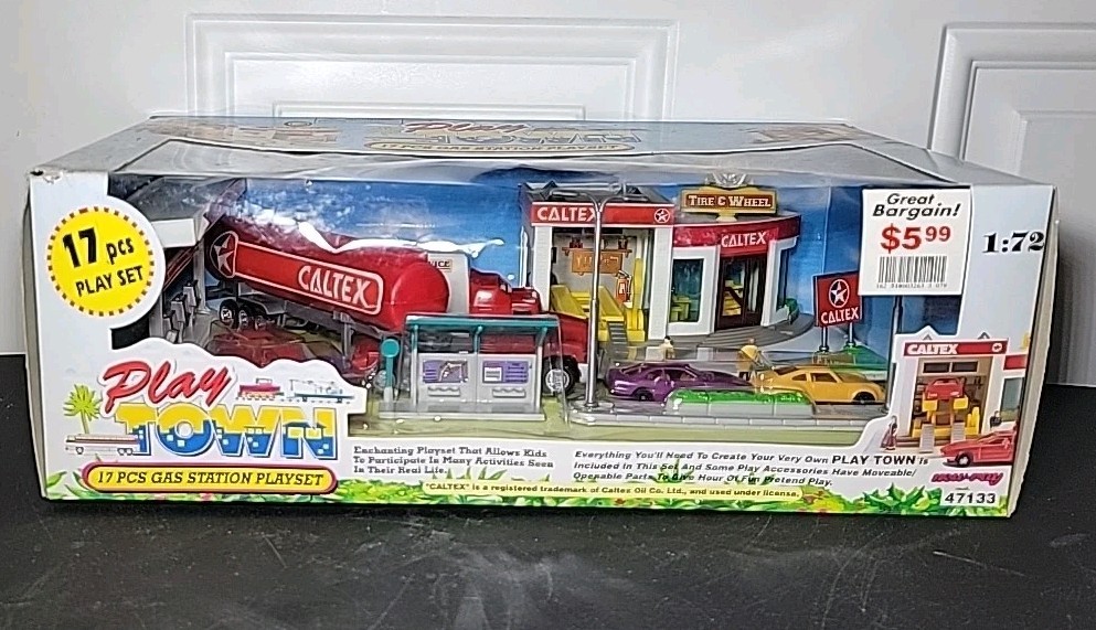 Ray Toys 1996 Play Town Gas Station Play Set 17 Pieces Caltex Oil 1:72 Scale
