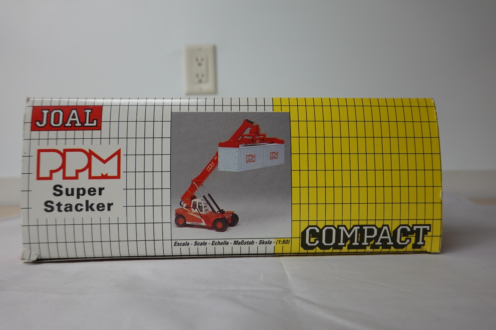 JOAL 169 PPM SUPERSTACKER W/RED CONTAINER CRANE W/BLUE PPM CONTAINERS 1:50 SCALE
