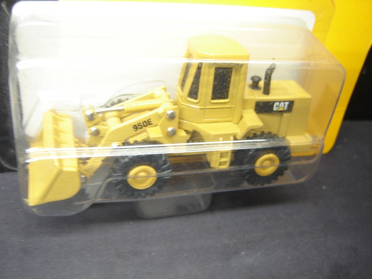 Vintage Construction Cat Caterpillar Wheel Loader 950E ERTL 1:64 on Card 1990