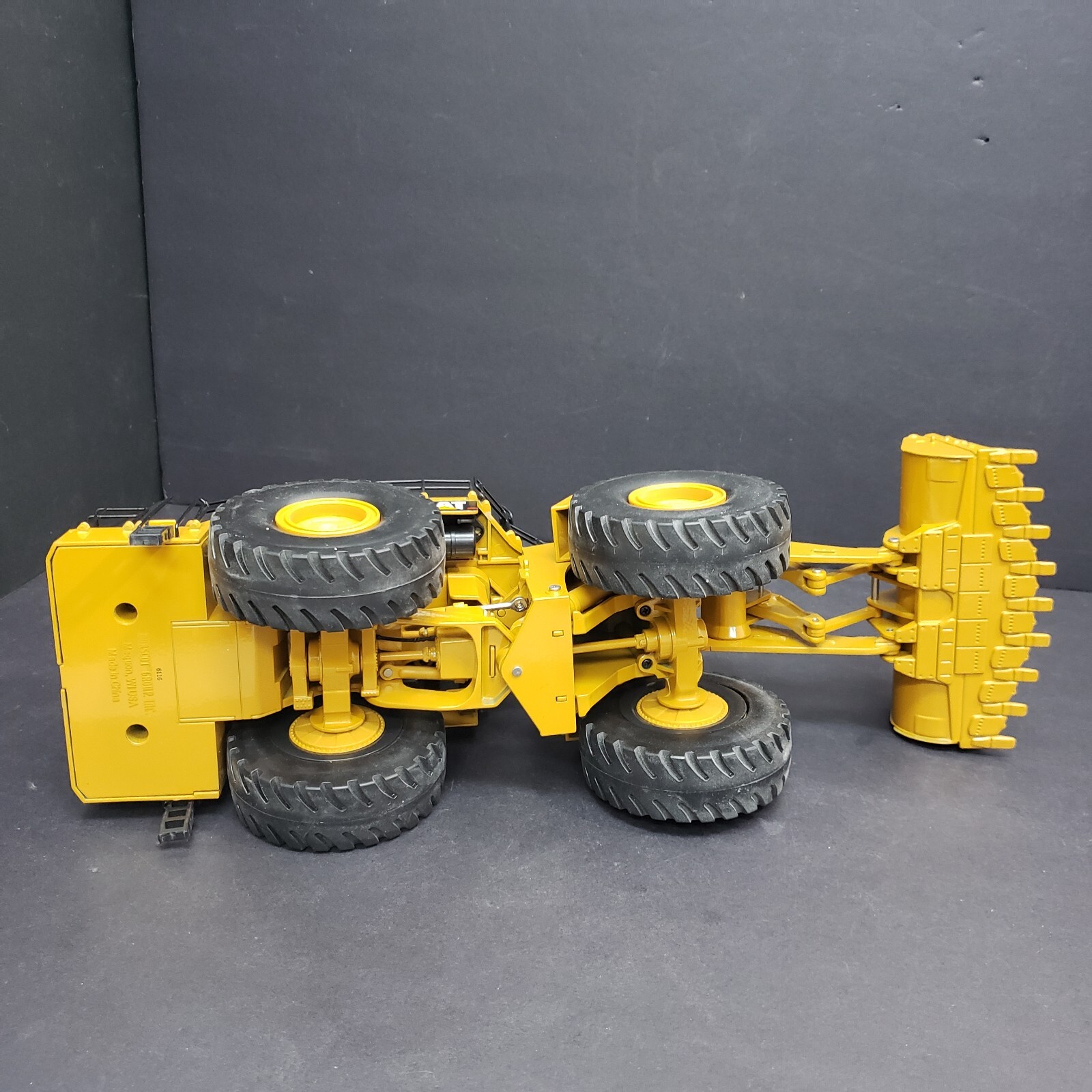 Norscot Cat 994F Wheel Loader: Model 55161 – 1:50 Scale Near miny in box T82