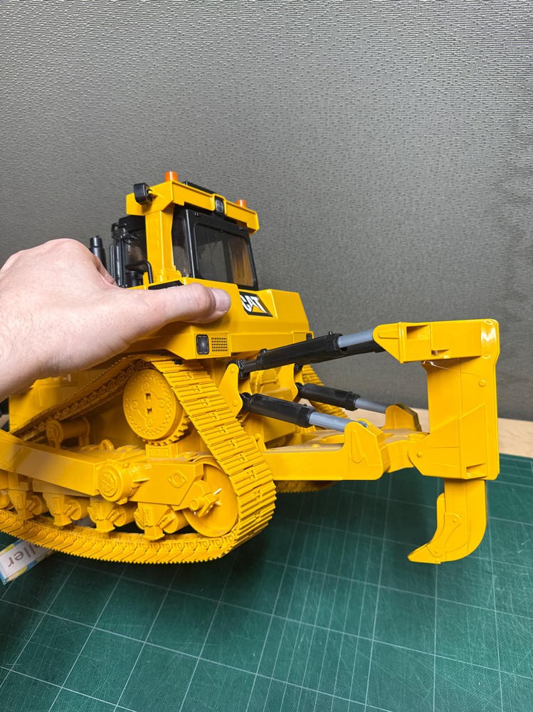 2012 Bruder CAT CATERPILLAR Bulldozer 2045/01 20″ Long Toy Model LOOK READ