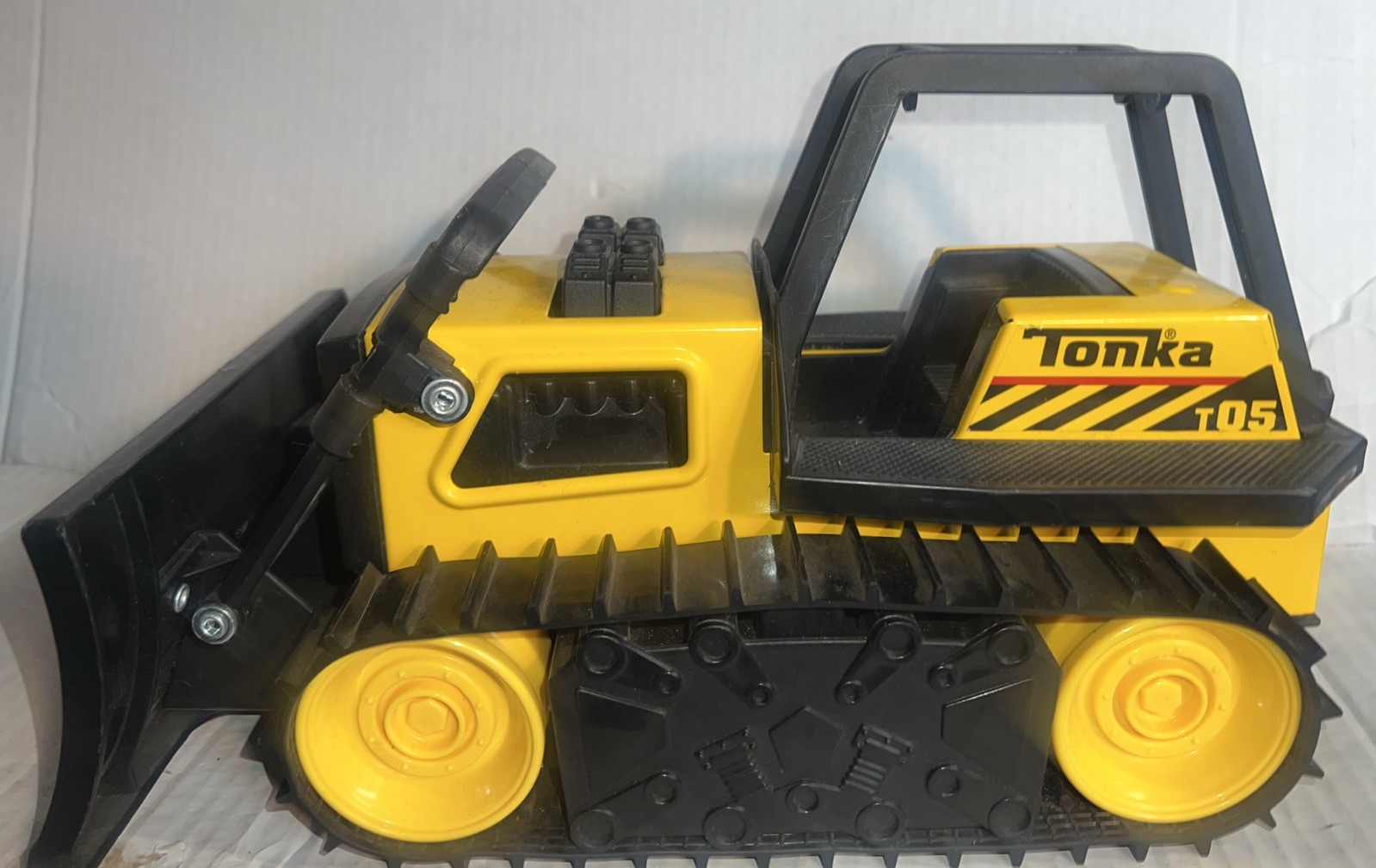 Tonka pressed steel, plastic bulldozer, 1/16 scale model 2012.