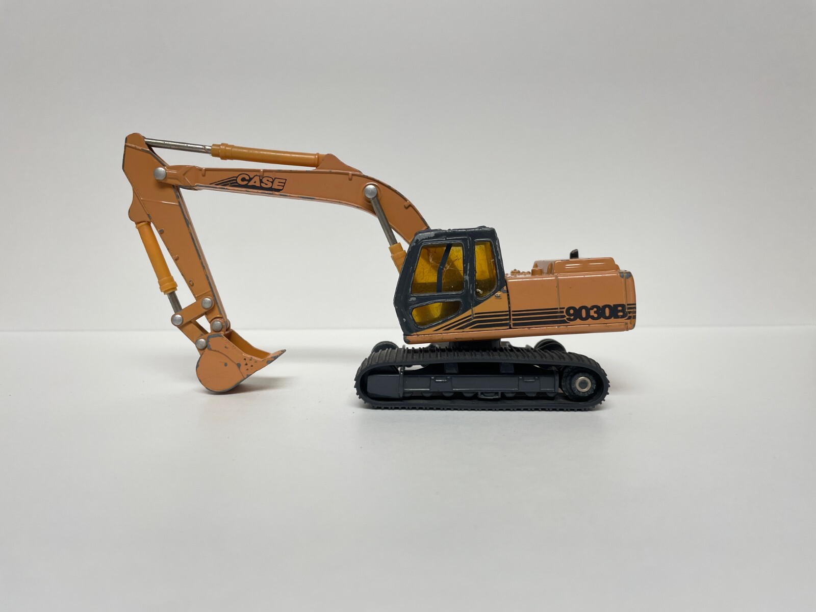 ERTL 1/50 Scale Case 9030B Excavator High Detail Replica