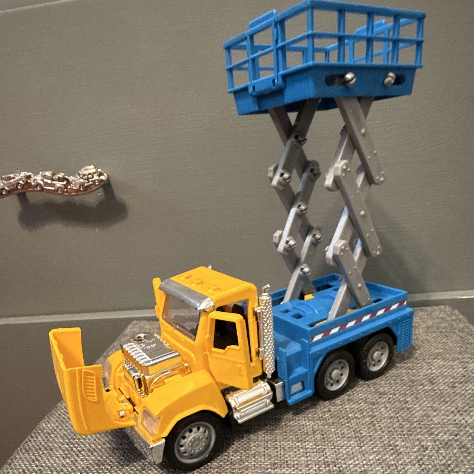Driven by Battat Mack Scissor Lift Truck 1:16 Yellow/Blue Plastic Moving Parts