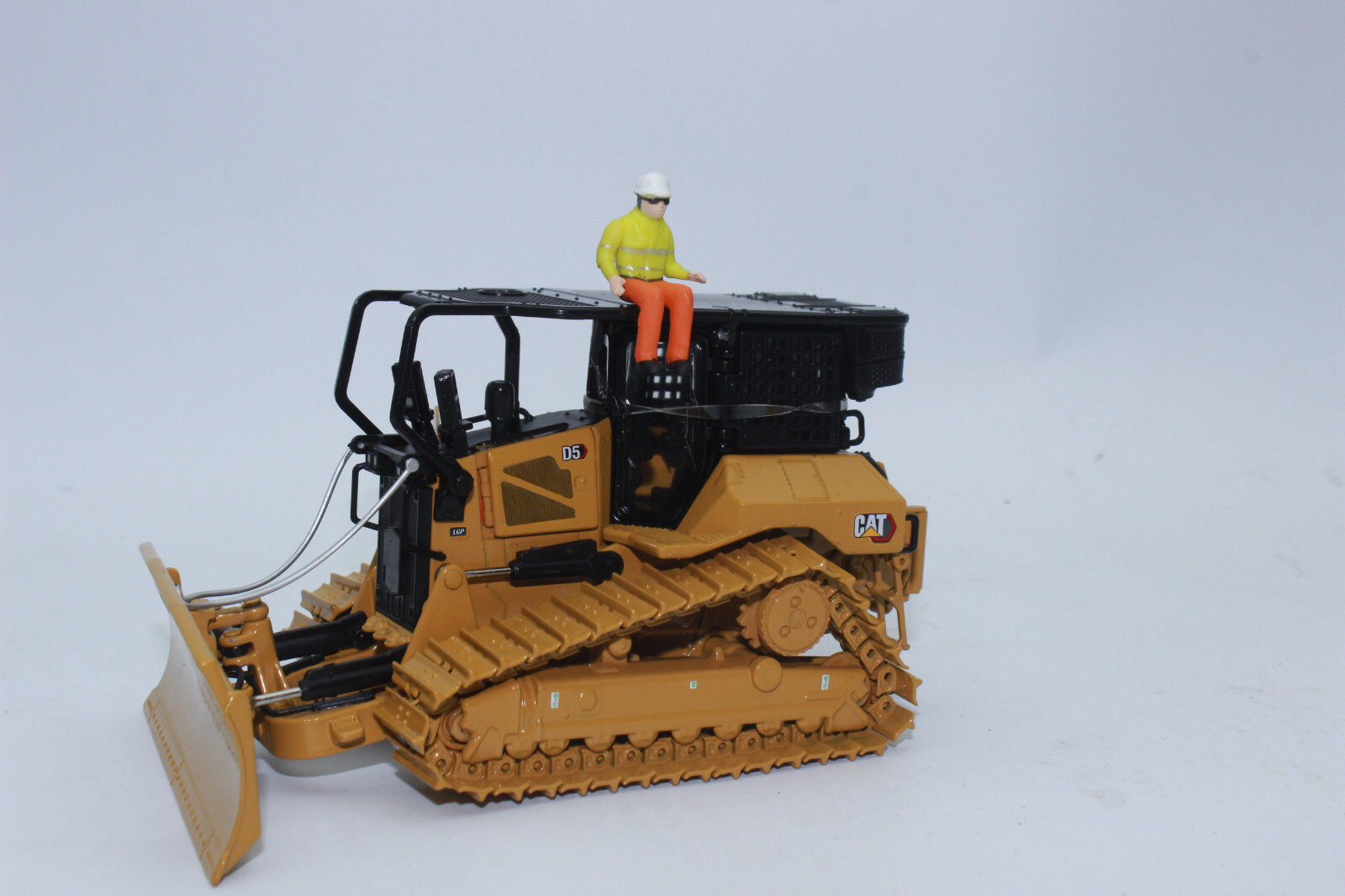 Diecast Masters 85952 CAT Caterpillar D5 LGP Fire Fighter Firefighting 1:50