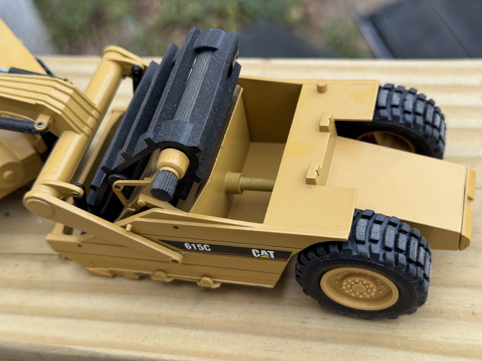 1:50 Cat 615C Elevating Scraper NZG Caterpillar Rare Has Box.